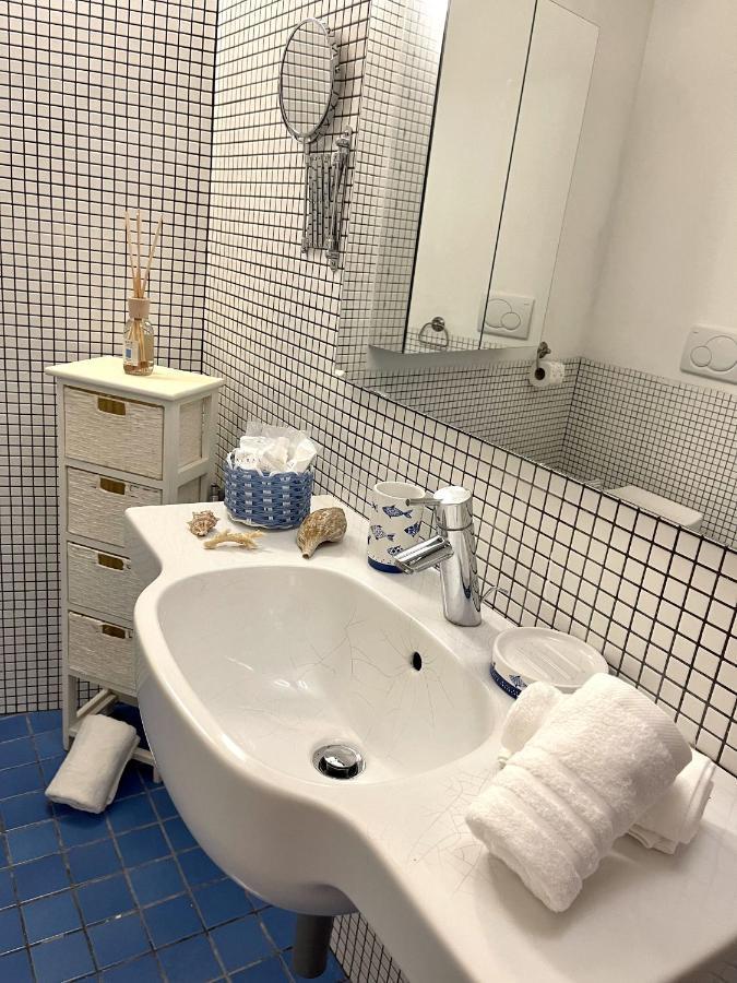 Cozy Loft Marina View Apartment Savona Bagian luar foto